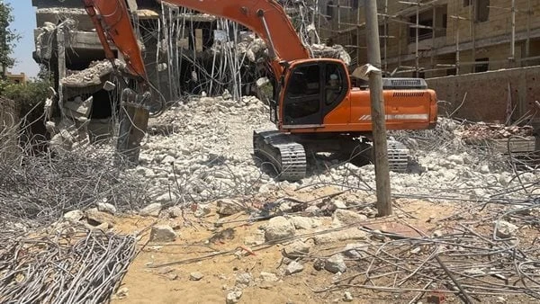 رئيس جهاز القاهرة الجديدة: تنفيذ قرارات إزالة لمخالفات بناء بالتجمعين الأول والثالث قال المهندس عبدالرءوف الغيطي، رئيس جهاز تنمية مدينة القاهرة