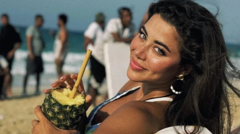 غازلها أحمد عز واقترن اسمها بطلاق مطرب شهير.. من هي يارا السكري؟ تداول المتابعون من جديد اسم الممثلة والفاشونيستا يارا السكري، والتي ارتبط اسمها بالفنان أحمد عز في الساعات الأخيرة 