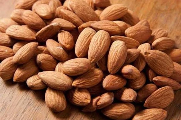 فوائد اللوز للصحة.. أفضل الأوقات لتناوله.يعتبر اللوز من بين أنواع المكسرات الغنية بالعناصر الغذائية والتي تحظى بشعبية كبيرة بين الناس لفوائدها الصحية العديدة. إليك بعض الفوائد الرئ