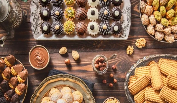 تجنب تتناول حلويات العيد في هذا الوقت لتجنب زيادة الوزننستعرض أسباب زيادة الوزن عند تناول حلويات العيد قبل النوم، وفقا لموقع .أسباب زيادة الوزن عند