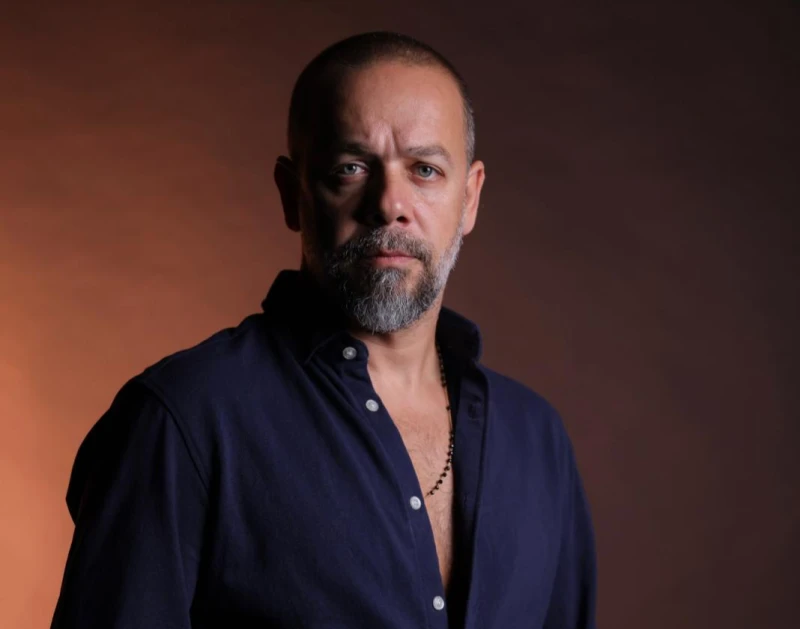 خاص- دموع ميشال فاضل حديث مواقع التواصل الاجتماعي هكذا عانقت انسانيته ابداعه الفني في حلقة عنوانها الشغف والمشاعر الإنسانية الصادقة، حل المؤلف والموزع والملحن الموسيقي ميشال فاضل،