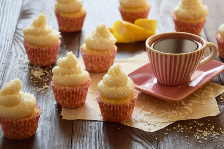 كب كيك جوز الهند بطريقة سهلةالمقادير سكر : نصف كوب حليب : كوب دقيق : كوب وربع جوز الهند : ربع كوب (مبشور) البيض : 2 حبة بيكنج بودر : ملعقة صغيرة الخل