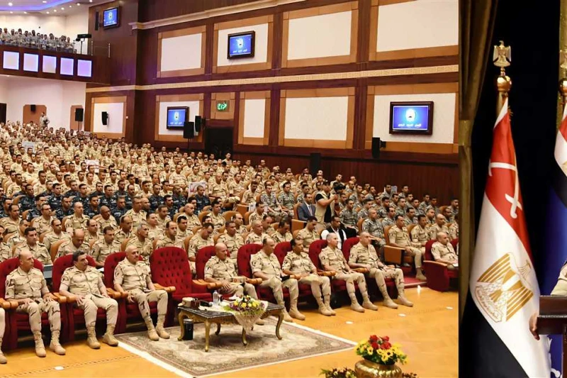 وزير الدفاع يلتقي بعدد من رجال القوات المسلحة بالجيش الثالث الميدانى وقيادة قوات شرق القناة إلتقى الفريق أول عبدالمجيد صقر القائد العام للقوات المسلحة وزير الدفاع والإنتاج الحربي ا