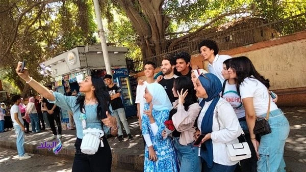 تعبيرا عن سعادتهم.. سيلفي لطلاب الثانوية العامة بعد امتحان الديناميكا رصدت عدسة صدر البلد صورا وفيديوهات لطلاب الثانوية العامة وهم يلتقطون صور سيلفي