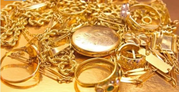 ما تفسير حلم شخص يعطيني ذهب لابن سيرين؟ تفسير حلم شخص يعطيني ذهب، إن رؤية الذهب لا خير فيها عند غالبية الفقهاء، ويعزو ذلك إلى لون الذهب، ودلالة لفظه