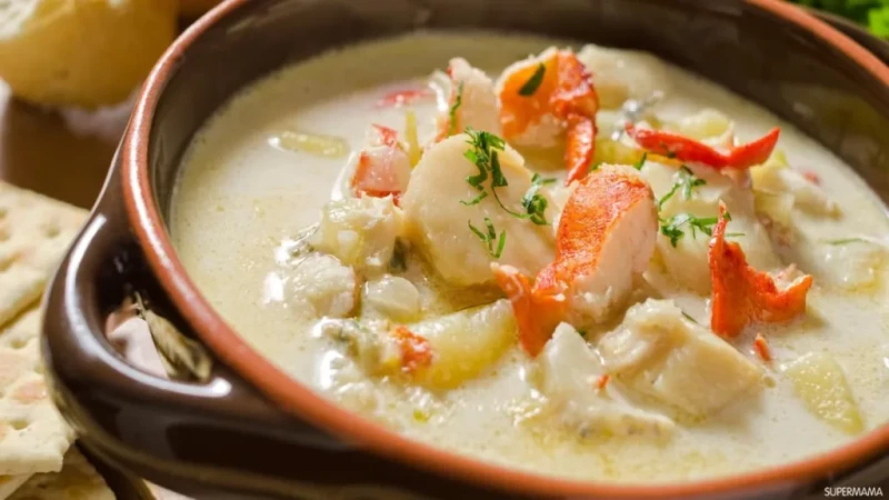 شوربة ثمار البحر بالكريمة بطريقة سهلةالمقادير ثمار البحر المشكلة : 500 غراما (مجمدة) الماء : 3 اكواب (مغلي) الزنجبيل : ربع ملعقة صغيرة (طازج ومبشور)