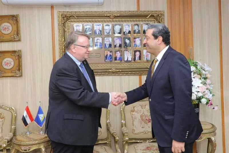 وظائف لائقة للشباب محافظ دمياط يبحث سبل التعاون مع منظمة العمل الدولية استقبل الدكتور أيمن الشهابي محافظ دمياط اليوم الثلاثاء، إيريك أوشلان مدير مكتب