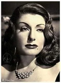 وصيفة الملكة ممثلة سينما - جريدة افاق عربية الفنانة زوزو شكيب:كانت إحدى وصيفات الملكة نازلي والدة الملك فاروق. أجادت ٥ لغات بجانب اللغة العربية،