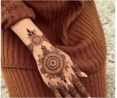 الحنا في اليد في المنام لابن سيرين وكبار العلماء الحنا في اليد في المنام من الأحلام المحمودة التي تشير إلى معاني الخير والرزق، سواء كان الحالم شاب أو رجل متزوج أو امرأة متزوجة وغير