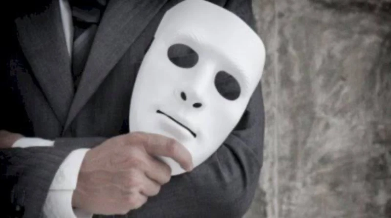 من أول نظرة .. كيف تعرف الشخص الكاذب؟ الشخص الكاذب يمكن أن تقابله في يومك، إلا أن اكتشافه يعد أمرا صعبا لدى البعض، ولكن هناك بعض الطرق التي قد تساعدك على معرفة متى يكذب الشخص الذي