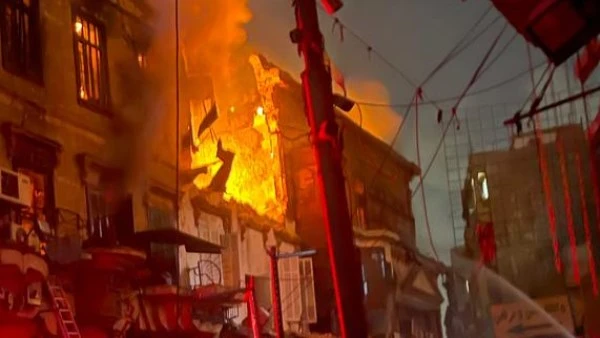 انهيار جزئي لعقار في حريق العتبة بعد محاولات للسيطرة عليه دامت ل10 ساعات انهار منذ قليل جزء من عقار مجاور للعقار المنكوب بمنطقة العتبة بسبب تآكل