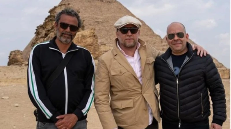 آخر أعماله .. من هو المخرج جاي ريتشي؟ احتفى المخرج العالمي جاي ريتش بانتهائه من تصوير مشاهد فيلم في مصر.ونشرت لجنة مصر للأفلام التابعة لمدينة الإنتاج للأفلام، صورة من كواليس التصوي