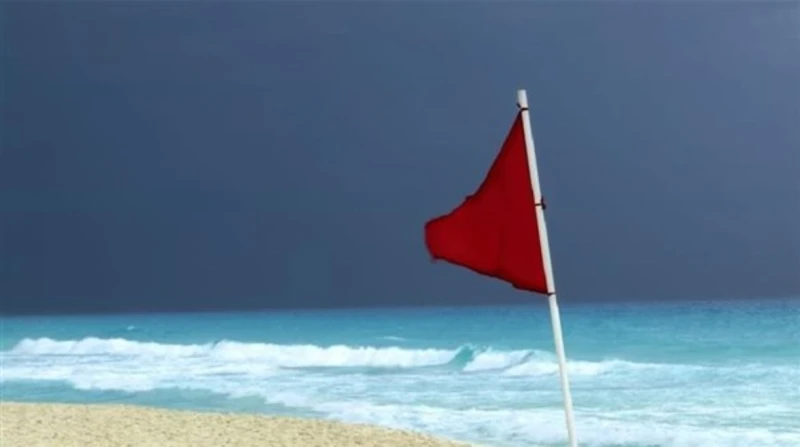 دلالات ألوان الرايات على الشواطئ.. ماذا تعني السوداء؟ انتشرت خلال الأيام القلية صور عدة ل رايات توضع بألوان مختلفة أمام الشواطئ، حيث يدل لون كل راية على رمز ما أو جملة تحذر أو تنبه