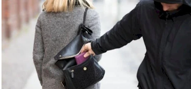 تفسير رؤية التعرض للسرقة في المنام للعزباء لابن سيرين التعرض للسرقة في المنام للعزباء من الرؤى التي تحمل دلالات عدة وتختلف باختلاف حالة السارق سواء كانت تعرفه أم لا، فأحيانا يكون د