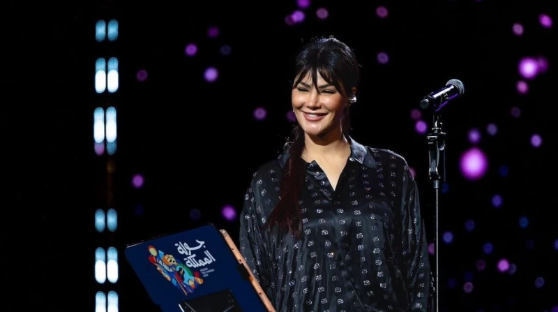 ببيجامة سوداء.. أميمة طالب تجري بروفات حفل جولة المملكة انتهت الفنانة أميمة طالب، في الساعات الأخيرة من مساء أمس، من البروفة النهائية استعدادا لحفلها