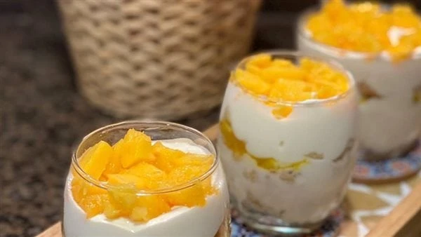 سهلة جدا.. طريقة عمل ترافيل المانجو بأقل التكاليف اذا كنتي تبحثين عن طرق بسيطة وخفيفة لتقديم حلويات نقدم لكي اليوم طريقة عمل ترايفل المانجو :المقادير ثلاث حبات مانجو.كيك من الفانيل