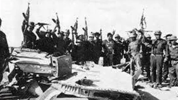 عندما أمر القذافي بالتوجه نحو القاهرة.. قصة حرب الأيام الأربعة بين مصر وليبيا غالبا ما تترك الحروب الطويلة آثارا عميقة في ذاكرة الناس، بينما تنسى