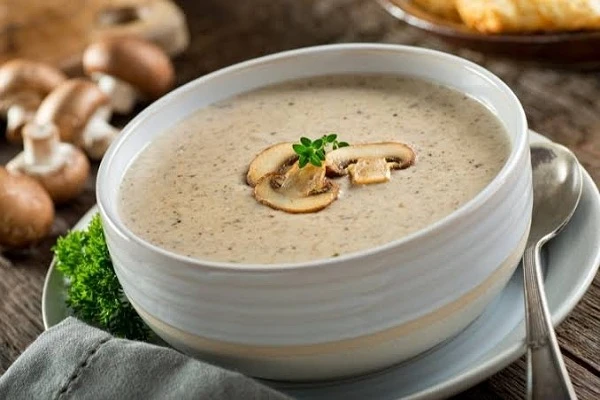 أسهل وصفة لعمل شوربة الكريمة بالمشروم.شوربة الكريمة بالمشروم هي وجبة دافئة ومريحة تحظى بشعبية كبيرة.تتميز هذه الشوربة بقوامها الكريمي ونكهة المشروم