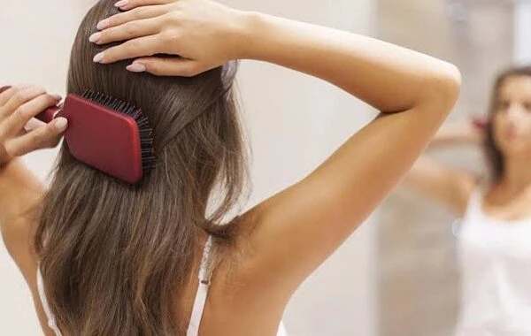 أفضل الوصفات الطبيعية لتطويل الشعريوجد منتجات كثيرة للعناية بالشعر، من كريمات وزيوت مختلفة، سواء بالأعشاب أو الفواكه، ومن كثرة تلك المنتجات قد يصاب