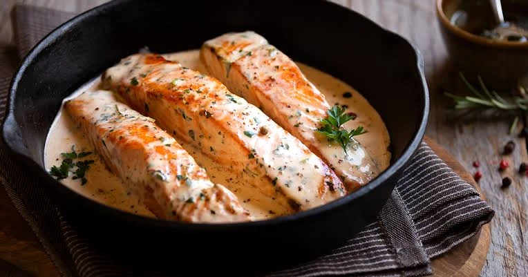 كيفية تحضير سمك السلمون بالكريمةسمك السلمونيعتبر سمك السلمون أحدى اشهر الأسماك ذات شهرة كبيرة في كافة دول العالم العربية والغربية، وايضا يعد من احدى