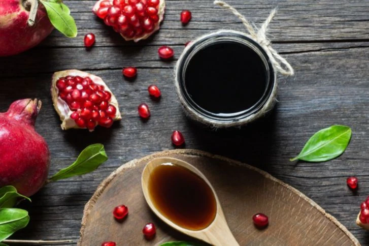 فوائد دبس الرمان صحية وجماليةالرمان هو فاكهة حلوة وهو مصدر للعديد من الفيتامينات والمعادن والانزيمات. كما أنه غني بالحديد والبوتاسيوم المهم جدا