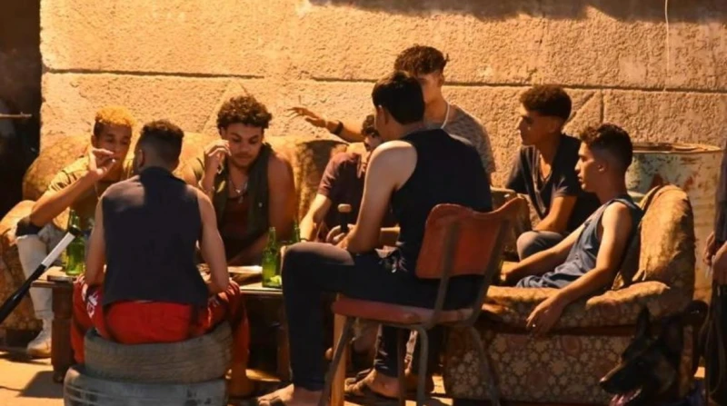 مخدرات وأسلحة.. حقيقة فيديو متداول لمطرب الراب ظاظا (خاص) تداولت مواقع التواصل الاجتماعي، فيديو لمطرب الراب زياد ظاظا، وسط مجموعة من الأشخاص يدخنون