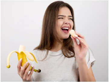 تعرف على تفسير أكل الموز في المنام لابن سيرين وتفسير حلم الميت يأكل موز أكل الموز في المنام، هل رؤية أكل الموز تبشر بالخير أم تنذر بالسوء؟ وما هي