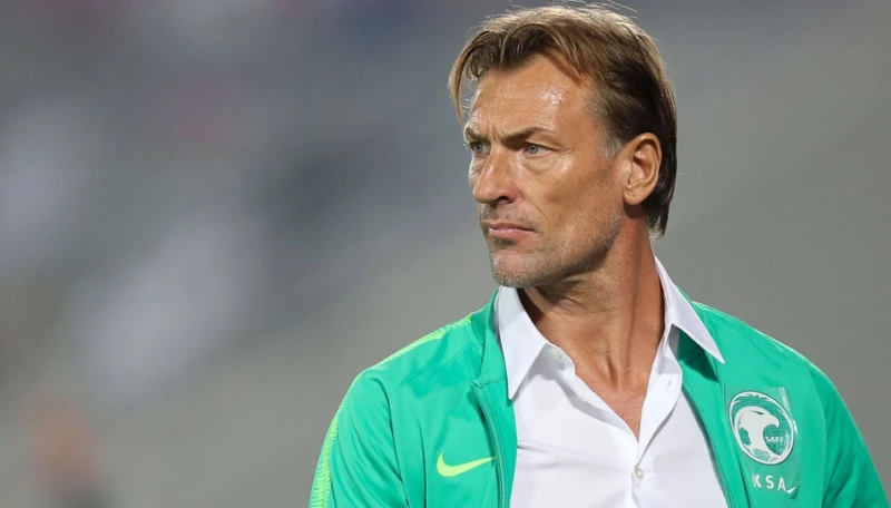 اتحاد الكرة ينفي التفاوض مع الفرنسي هيرفي رينارد نفى اتحاد الكرة ما نشر بأحد المواقع الفرنسية عن المفاوضات مع هيرفي رينارد، مدرب منتخب فرنسا الأول للسيدات، من أجل تعيينه خلفا لحسام