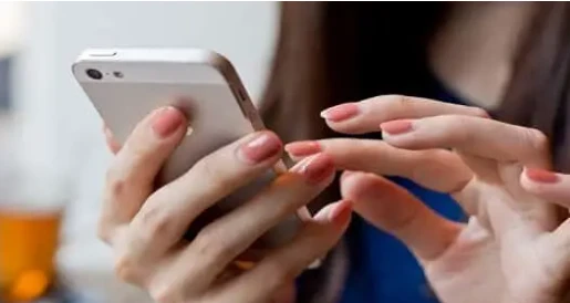 ما هو تفسير حلم الجوال للحامل؟ تفسير حلم الجوال للحامل، بما أن الهاتف المحمول أصبح جزء من أساسيات الحياة للجميع ولا غنى عنه الآن، فإن ظهوره في المنام من الرؤى الشائعة والتي قد تتكر