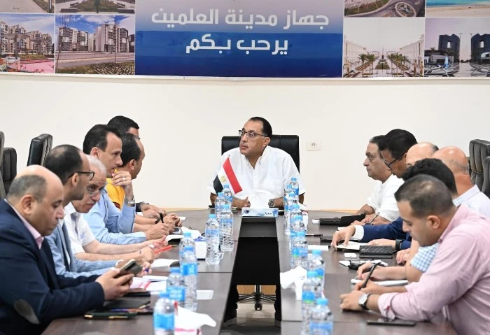 الحكومة تتابع موقف تعويضات أهالي رأس الحكمة تمهيدا لتسليم الأراضي للمستثمر عقد الدكتور مصطفى مدبولي، رئيس مجلس الوزراء، اجتماعا استمع فيه إلى شرح حول موقف مشروع رأس الحكمة، والتجمع