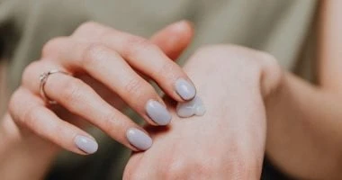 وصفات طبيعية لتفتيح اليدين.. وحدى لون دراعك من تانى المرأة والمنوعات شاهد المقال التالي من صحافة مصر عن وصفات طبيعية لتفتيح اليدين وحدى لون دراعك من