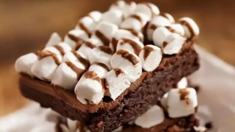 براونيز بالمارشميلو بطريقة سهلةالمقادير لتحضير البراونيز :الشوكولا السوداء : 110 غمالزبدة : كوب (غير مملحة)البيض : 4 حباتسكر : 2 كوبخلاصة الفانيليا :