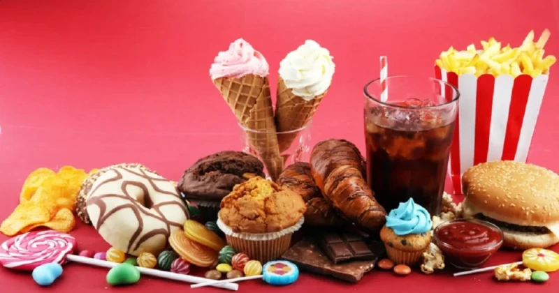 أطعمة تضر الكبد .. ابتعد عنهايقوم الكبد بتنقية الدم من السموم، فضلا عن دوره في إفراز العصارة الصفراء المسئولة عن هضم الطعام، الأمر الذي يتطلب منا