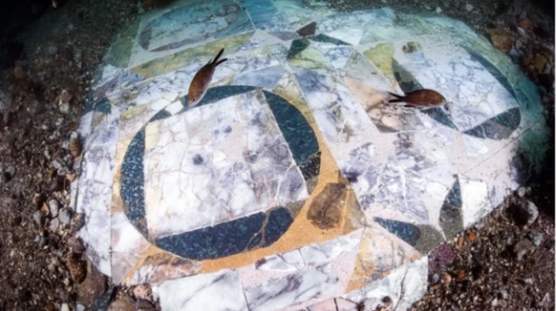 غرقت قبل 1600 عام.. فسيفساء رومانية فاخرة تحت المتوسط كشفت أعمال التنقيب تحت الماء عن فسيفساء رخامية نادرة تعود إلى العصر الروماني، في قاع البحر