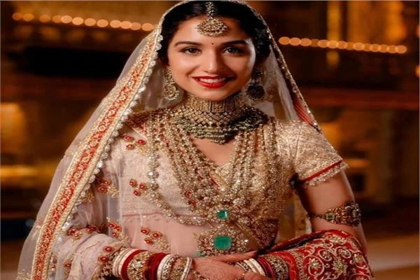 تفاصيل إطلالة زوجة ابن أغنى رجل في آسيا.. مجوهرات من اللؤلؤ وزمرد وألماس متفرقات شاهد المقال التالي من صحافة مصر عن تفاصيل إطلالة زوجة ابن أغنى رجل في آسيا مجوهرات من اللؤلؤ وزمرد