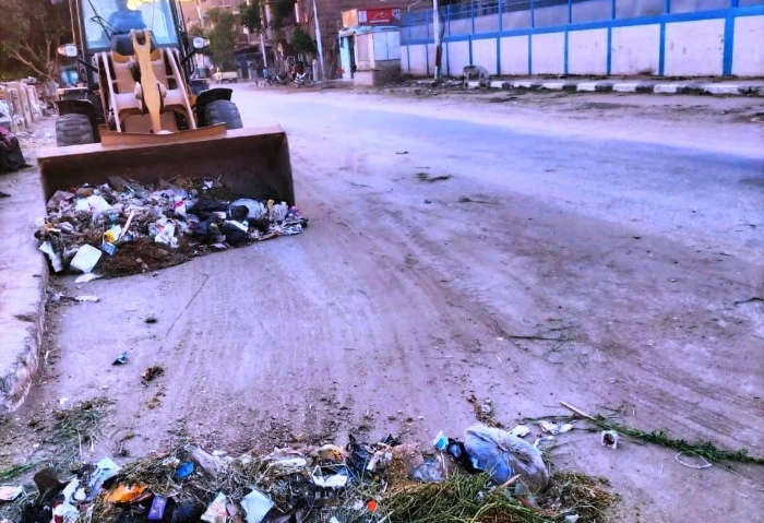 حملات مكبرة للنظافة وتسوية الطرق بمركز ومدينة طهطا (صور) قامت الوحدة المحلية لمركز ومدينة طهطا برئاسة عامر عوض، بحملات مكبرة للنظافة وتمهيد وتسوية