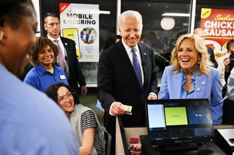 بايدن يثير السخرية أثناء زيارته لمطعم فما السبب؟تصدرت زيارة الرئيس الأمريكي جو بايدن وزوجته لأحد المطاعم النقاش على مواقع التواصل الاجتماعي بسبب