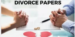 دلالات رؤية الطلاق في المنام لابن سيرين دلالات رؤية الطلاق في المنام لابن سيرين يشير إلى نهاية ظروف قديمة بكل ما تحمله من أحداث مؤلمة، وبداية مرحلة