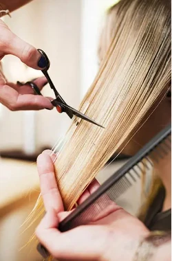 ما هو تفسير حلم شخص يقص شعري لابن سيرين؟ تفسير حلم شخص يقص شعري، يعتبر من الأحلام التي تمتلك التفسيرات الكثيرة أن يجد النائم شخص يقص شعره وأحيانا قد يتعرف عليه ويكون من أسرته أو أص