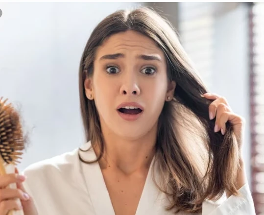 ما هو تفسير سقوط الشعر بالمنام لابن سيرين؟ سقوط الشعر بالمنام، هل رؤية سقوط الشعر تدل على الخير أم الشر؟ وما هي الدلالات السلبية لسقوط الشعر في