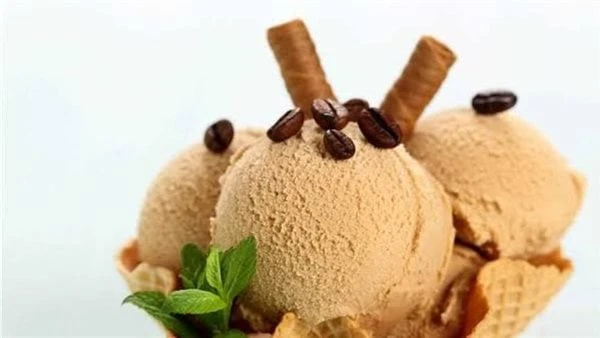 بيفوق وينعش.. طريقة عمل آيس كريم القهوة زي المحلات يعد آيس كريم القهوة من أشهى انواع المثلجات التى يمكن تناولها خلال فصل الصيف لأنه يجمع بين المذاق