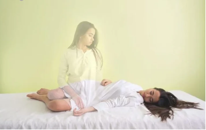 ما تفسير حلم الميت لابن سيرين؟ تفسير حلم الميت، إن رؤية الميت من الرؤى التي تثير الفزع والريبة في القلب، فالكثيرين منا يراودهم إحساس بالخوف عند رؤية