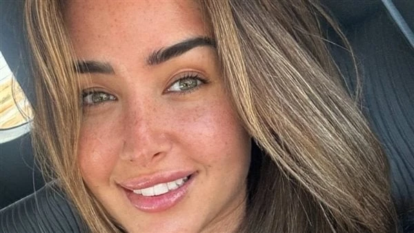 داخل سيارتها الفارهة هنا الزاهد تجذب الأنظار بإطلالة تبرز أنوثتها تعد الفنانة هنا الزاهد من أبرز النجمات أناقة وجاذبية، حيث تملك قواما سحريا وذوقا