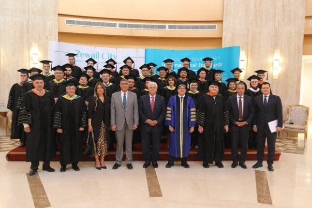 وزير التعليم العالي: استثمارات الدولة في مدينة زويل بلغت 4 مليارات جنيهشهد الدكتور أيمن عاشور وزير التعليم العالي والبحث العلمي، حفل تخرج الدفعة الثامنة في المسار العلمي (كلية علوم