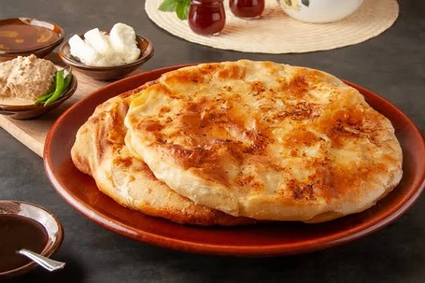 وصفة سهلة لتحضير الفطير في المنزل.المكونات: كوب ونصف من الدقيق نصف كوب من الزبدة الباردة مقطعة إلى مكعبات صغيرة ملعقة طعام من السكر ملعقة صغيرة من الملح ماء بارد حشوة الفطير المفضل