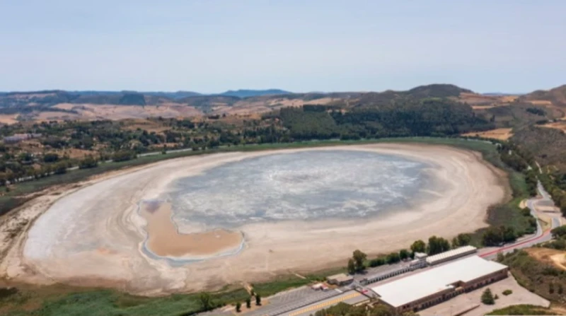 صقلية تفقد بحيرتها الوحيدة بسبب الحر والجفاف يتسبب الحر الشديد في خلق صعوبات ومصاعب كبيرة للناس والحيوانات والنباتات والحقول، حيث أدى الجفاف الشديد