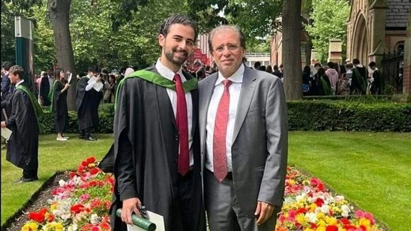 يارب اشوفك زي ما بتتمنى.. خالد يوسف يهنئ ابنه بالتخرج من الجامعة هنأ المخرج خالد يوسف ابنه يوسف بمناسبة التخرج بتقدير ممتاز من الجامعة بإنجلترا.ونشر