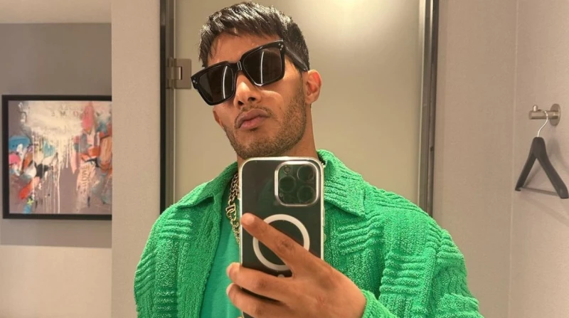 قلم قصاد قلم.. شاب يصفع محمد رمضان على وجهه في الساحل تدوال رواد مواقع التواصل الاجتماعي مقطع فيديو، لمشاجرة بين الفنان محمد رمضان، مع أحد معجبيه في قرية مراسي بالساحل الشمالي.وظهر