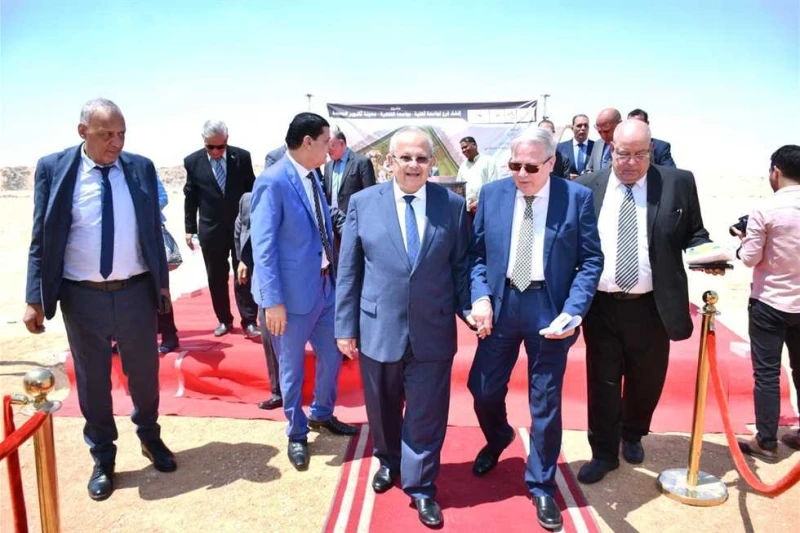 الخشت ومحافظ الجيزة يتفقدا أرض مشروع إنشاء جامعة القاهرة الأهلية الجديدة تفقد الدكتور محمد الخشت رئيس جامعة القاهرة، والمهندس عادل النجار محافظ