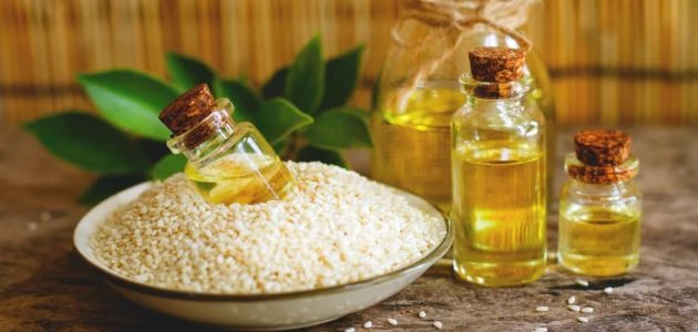 فوائد زيت السمسم للبشرة.. تعرف على فوائده المذهلة للبشرةإن زيت السمسم غني بالفيتامينات الأساسية، مثل: فيتامين د ( )، وفيتامين ه ( )، وفيتامين ب ( )،